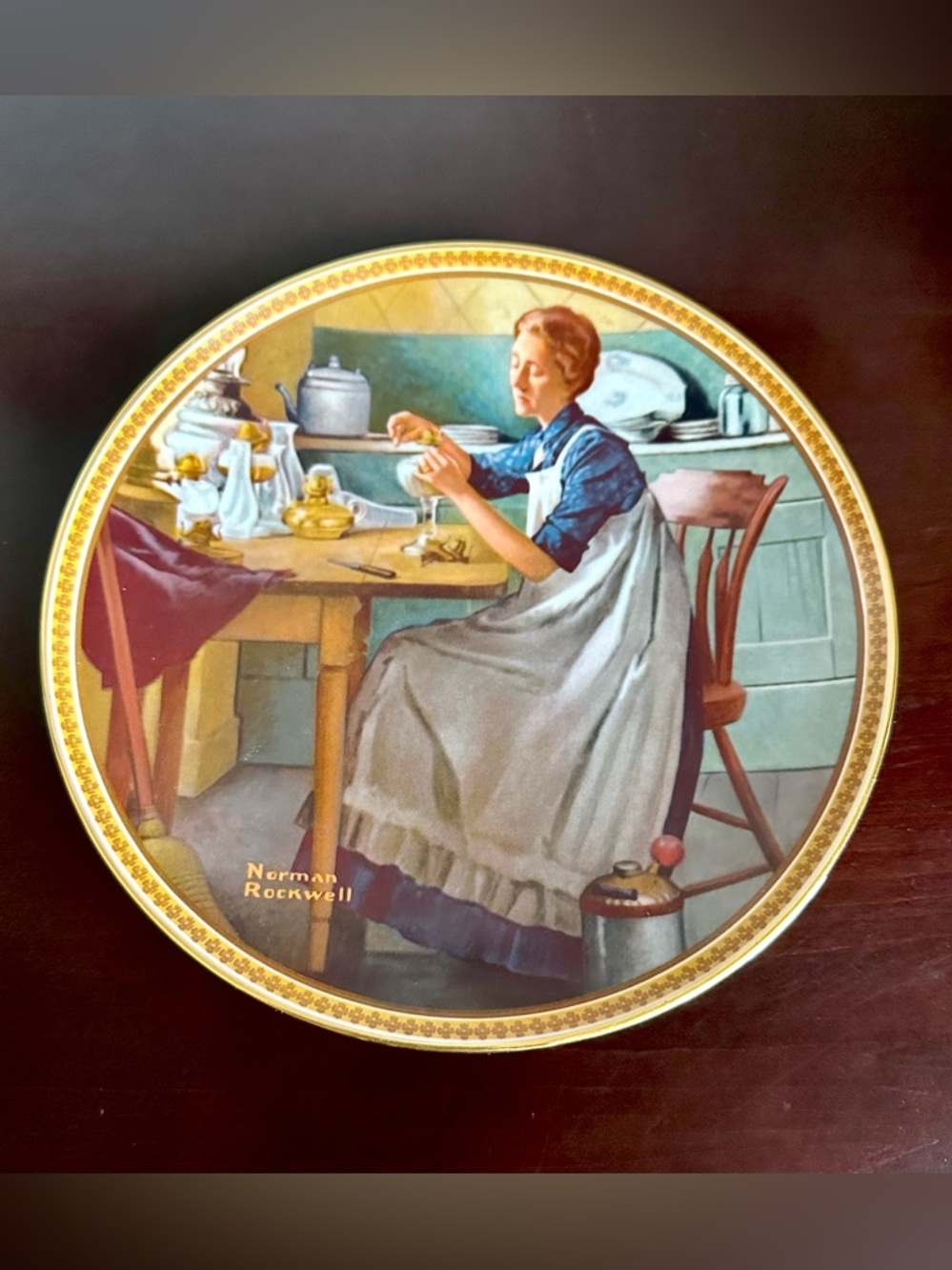 NORMAN ROCKWELL "WORKING IN THE KITCHEN" DECORATIVE COLLECTOR PLATE 9TH ISSUE